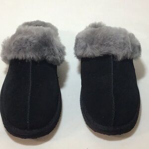 Never worn size 9 “Parfeying” brand slippers. Black natural cow suede outside.
